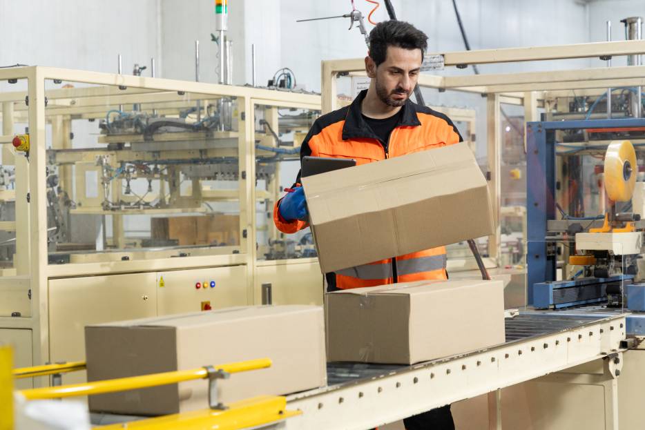 Cómo identificar y corregir defectos de hendido en cajas de cartón