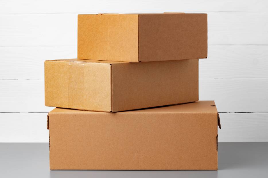 cajas de cartón de diferentes tamaños apiladas