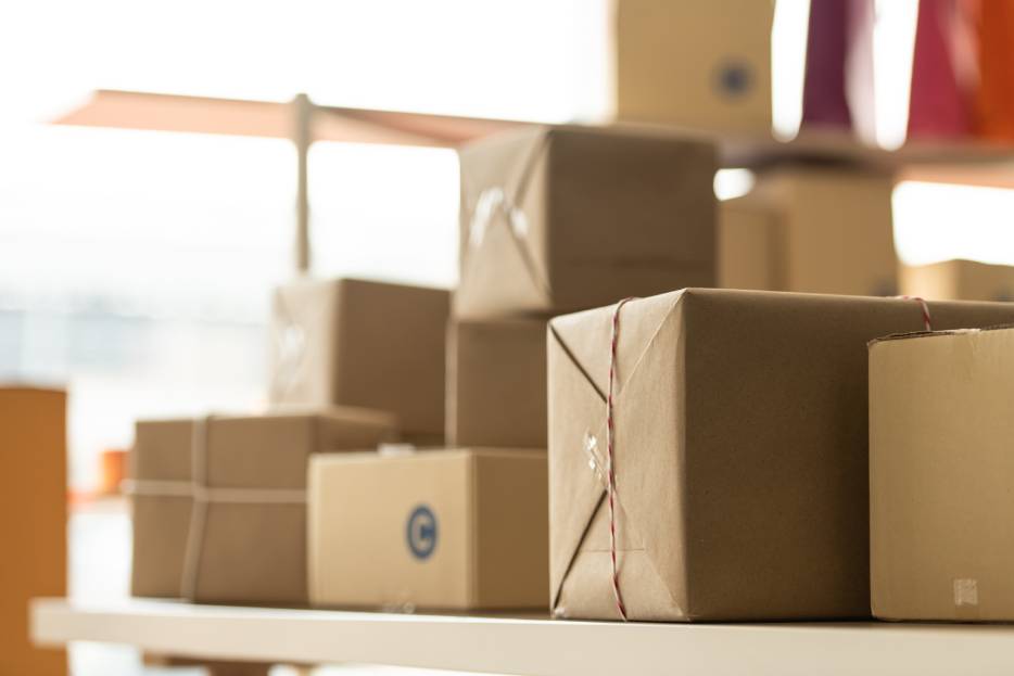 grupo de cajas de cartón listas para enviarse por eCommerce