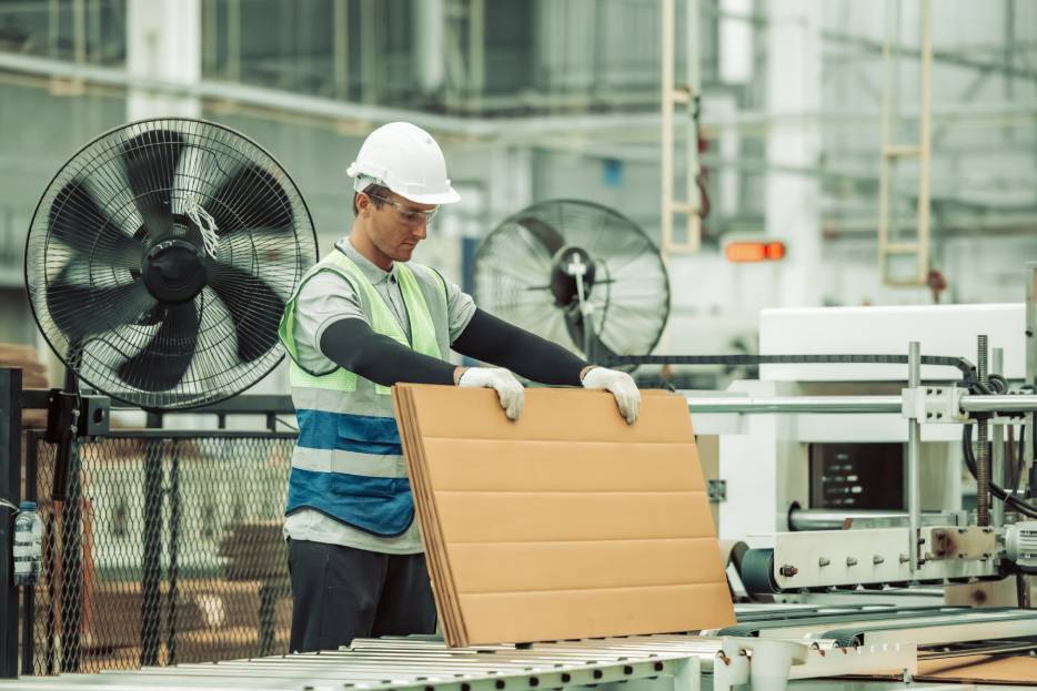 trabajador de un centro distribuidor de cajas de cartón 