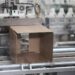 caja de cartón pasa por un proceso de control de escuadra