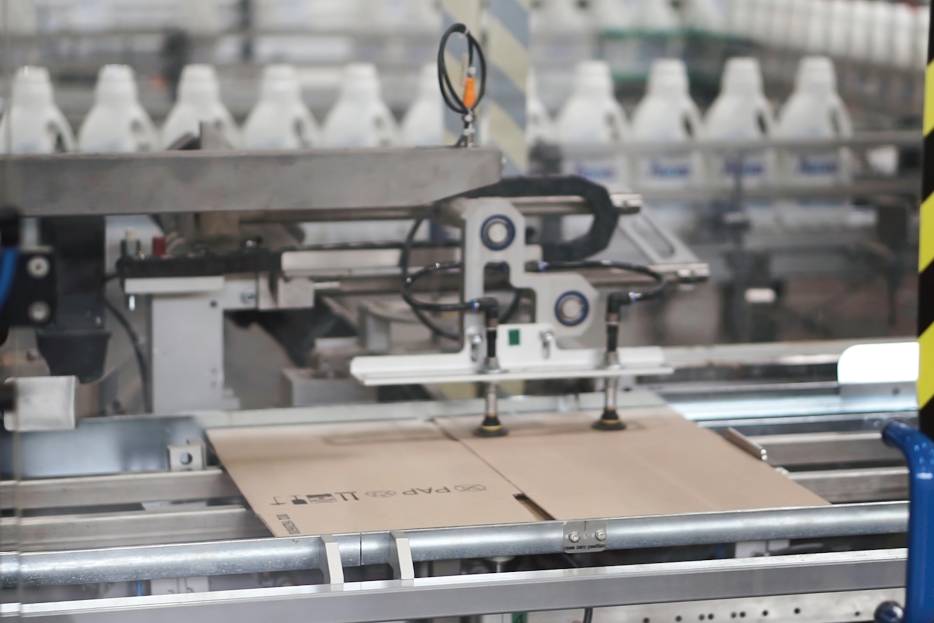 fabricación de cajas de cartón donde se aplica control de escuadra