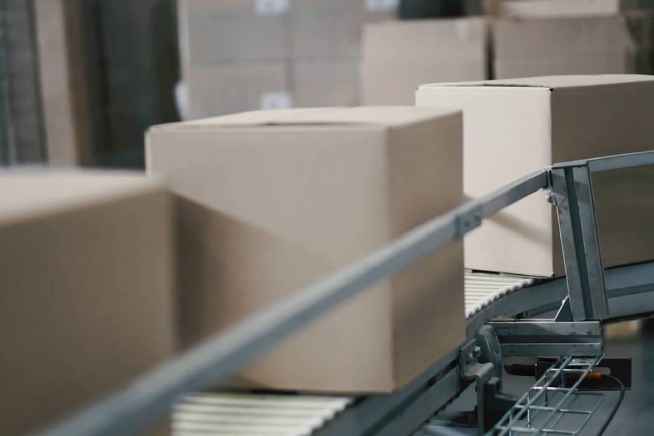 cajas de cartón despuúes de haber pasado por control de escuadra