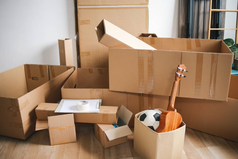 cajas de cartón para mudanzas con cosas en el interior