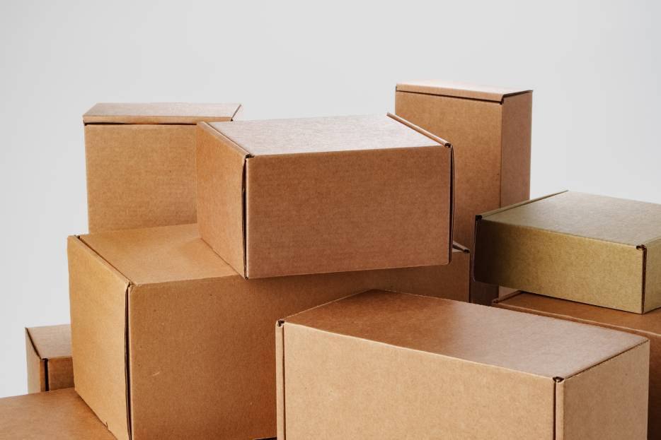 grupo de cajas de cartón apiladas