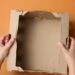 persona arma manualmente una caja de cartón