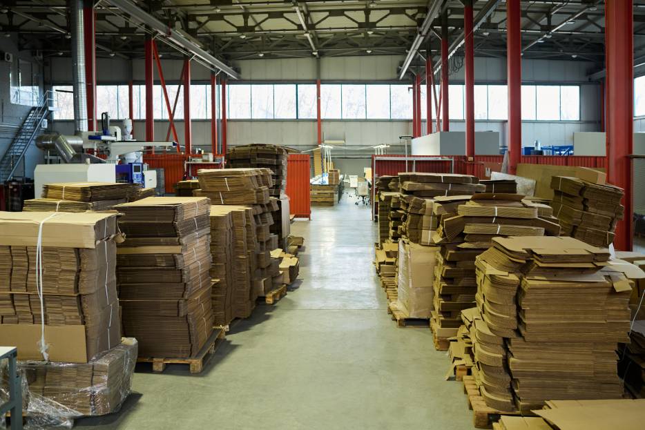 pilas de cajas aún sin armar 