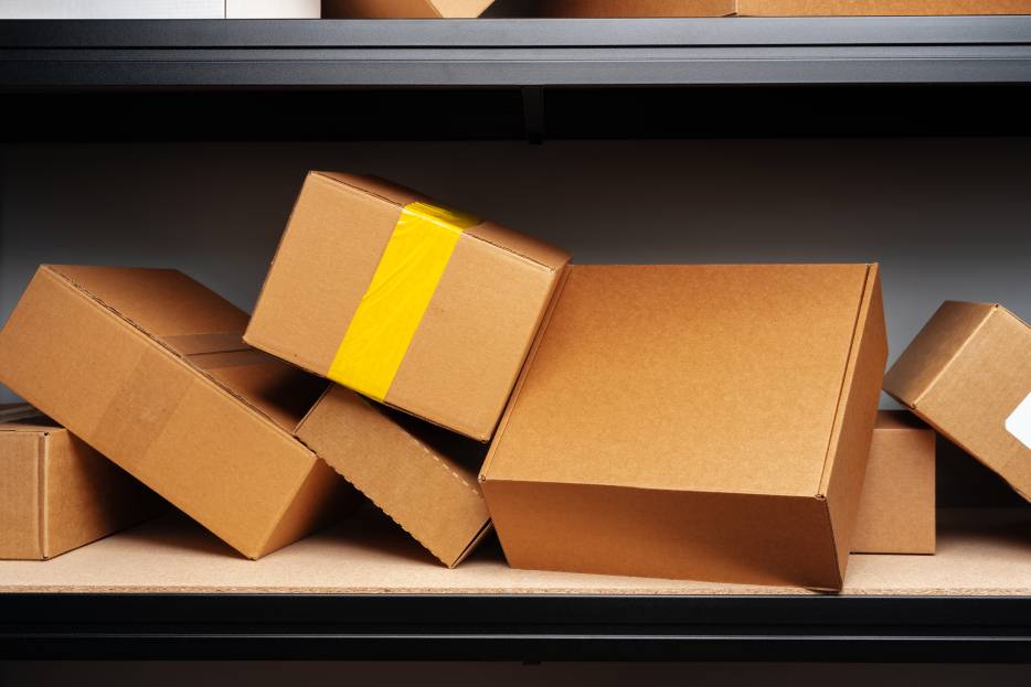 cajas de cartón desorganizadas