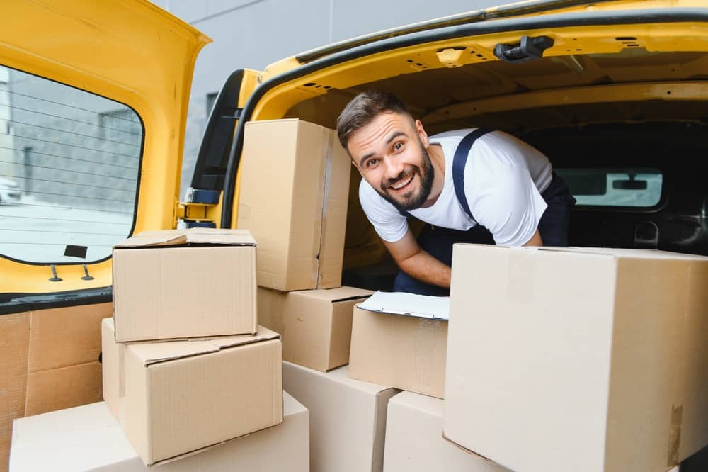Caja regular de cartón: cuándo conviene para empresas